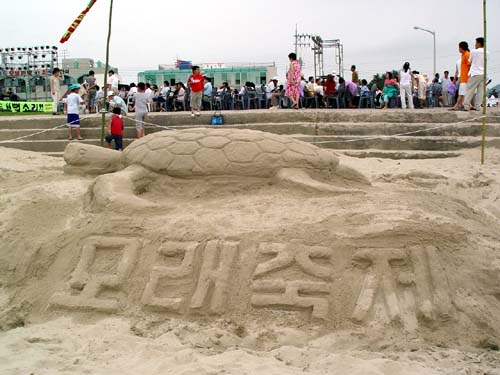 축제 행사장인 임자도 대광해수욕장의 모래조각 